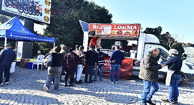 Büyükşehir şehitler için helva ve lokma dağıttı