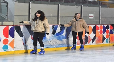 Kadınlar gününü buz pistinde kutladılar