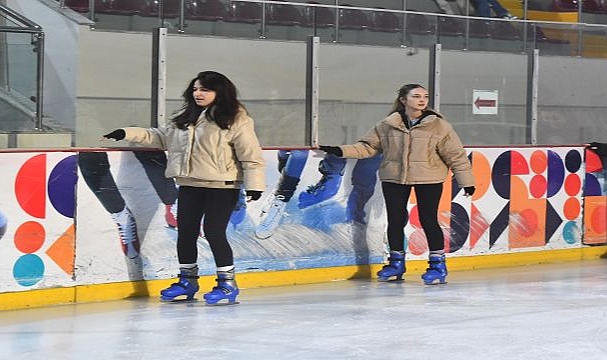 Kadınlar gününü buz pistinde kutladılar