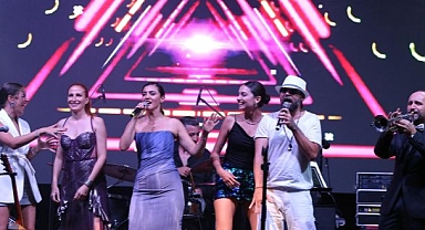 İzmir’in Ünlü Solistleri Çim Konserlerinde Buluştu
