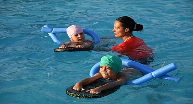 Karabağlar Belediyesi’nden çocuklara yüzme eğitimi