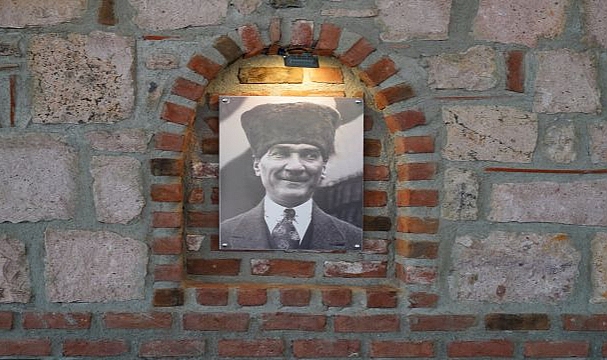 Sarı Zeybek Sosyal Ve Spor Tesisleri Yenilendi