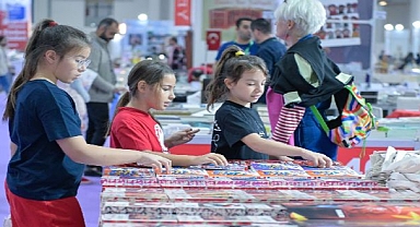 İZKİTAP okurları yazarlarla buluşturmaya devam ediyor