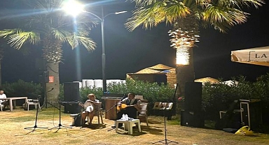 Menderes’in Sanatçı Muhtarı Sahnede