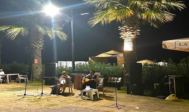 Menderes’in Sanatçı Muhtarı Sahnede