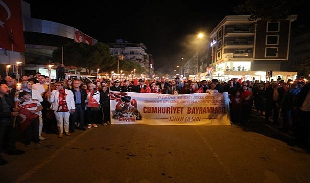 Menderes’in Her Noktasında Cumhuriyet Coşkusu